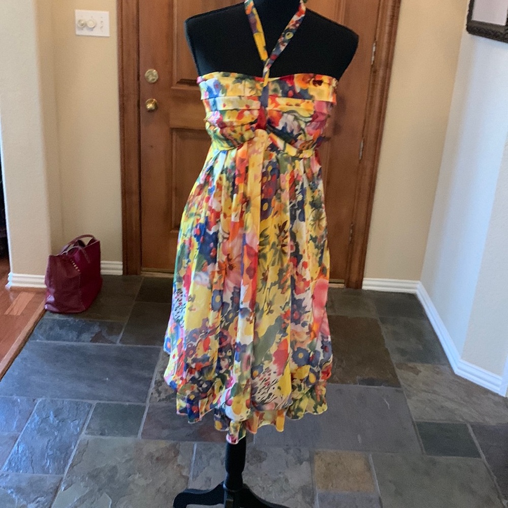 Thus floral halter dress is very eye catching & has ruffles at hem. Size M. NWT